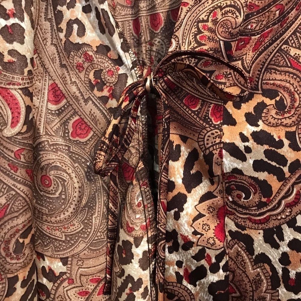 Morgan Taylor Intimates Leopard Paisley Robe Satiny Short - Picture 4 of 4
